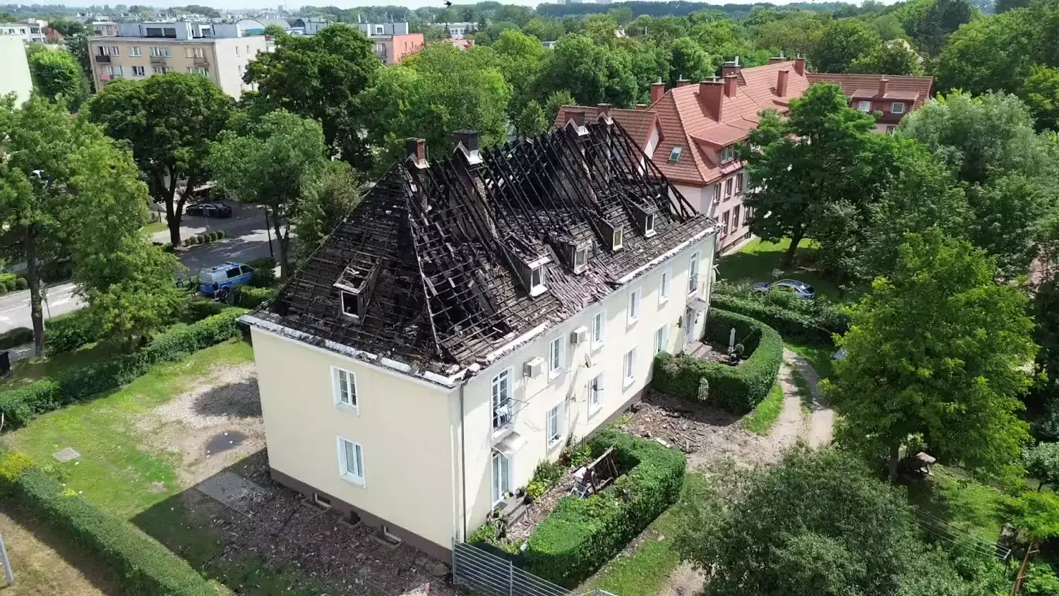 Widok spalonego dachu bloku w Ciechanowie