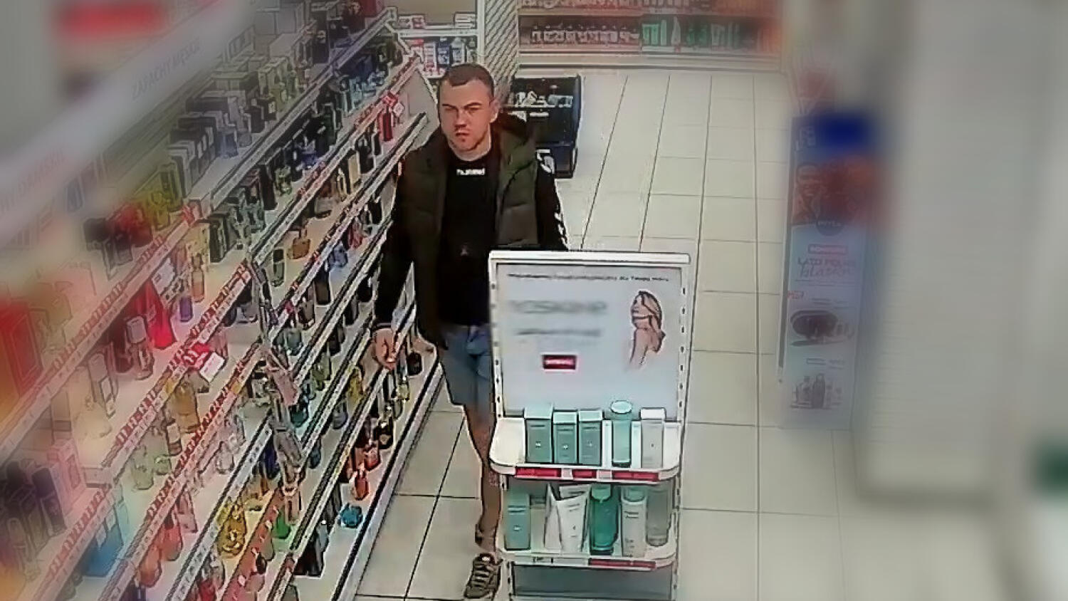 Wizerunek młodego mężczyzny podejrzewanego o kradzież perfum w Mławie, zarejestrowany przez monitoring.